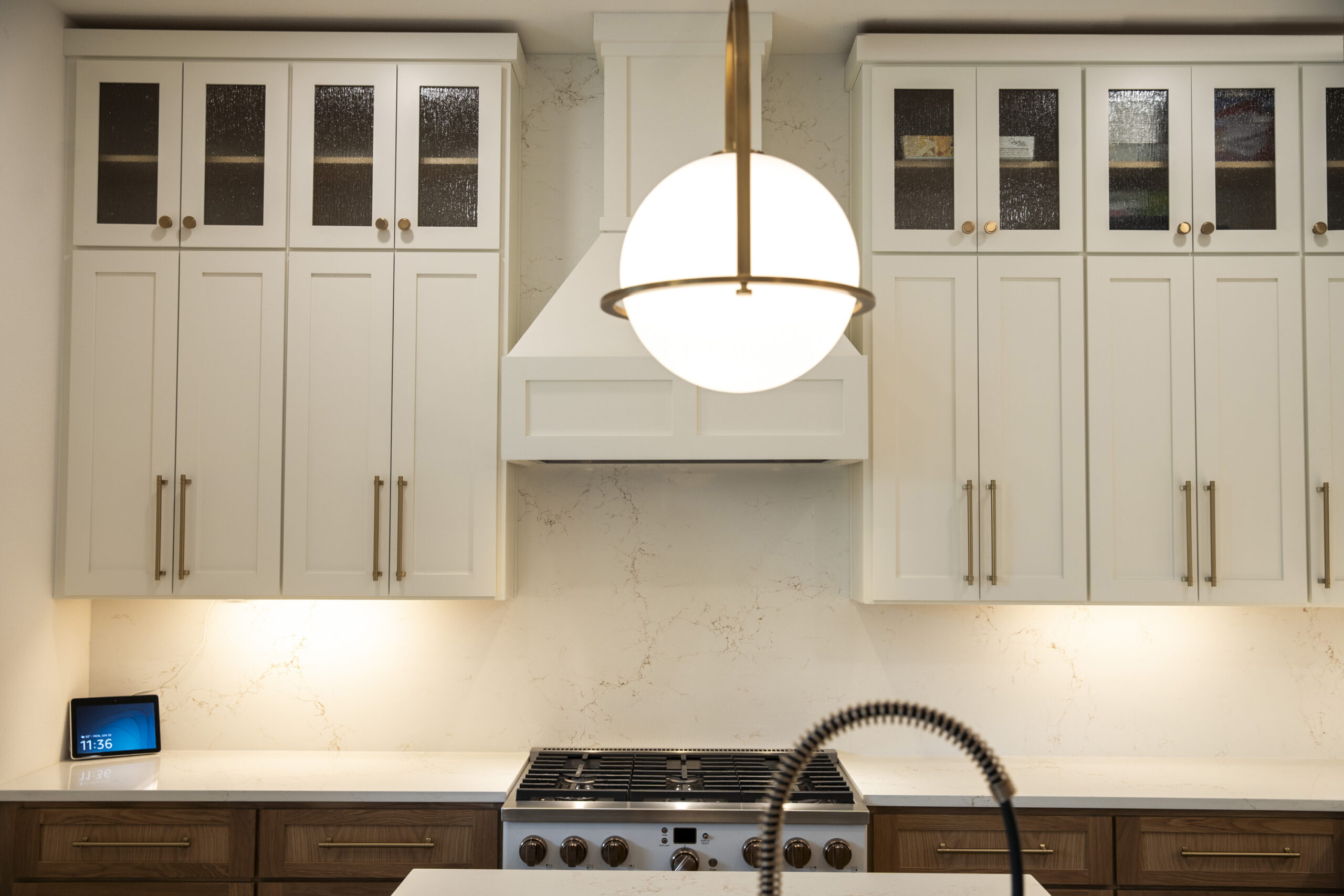 quarts countertop and backsplash gold vein
