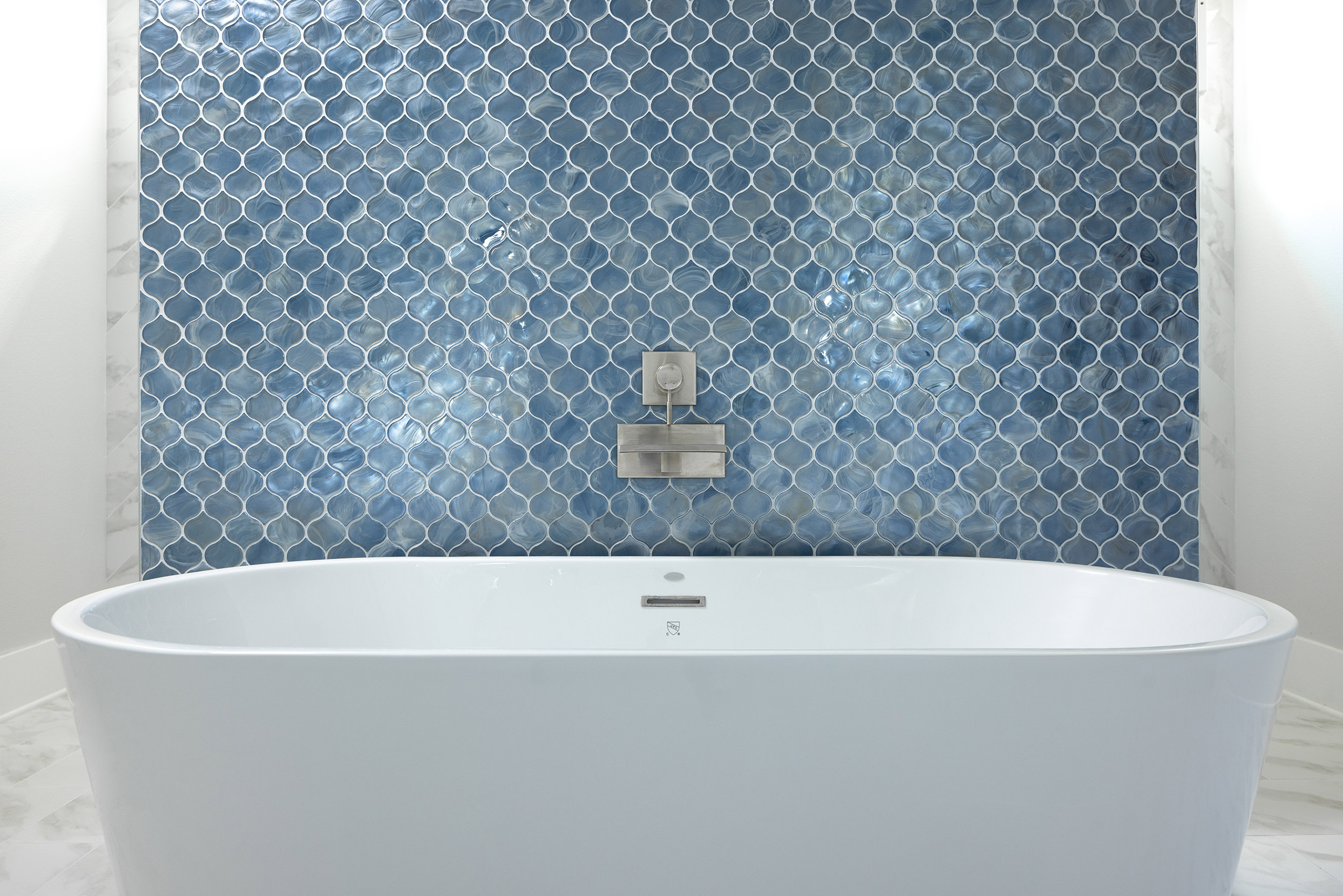 tile backsplash free standing tub blue white bathroom